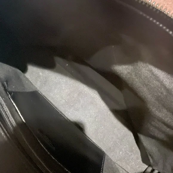 BURBERRY TOTE. FUN FLANNEL DESIGN INCLUDED FOR THE LOCK. Multiple pockets - Picture 9 of 10